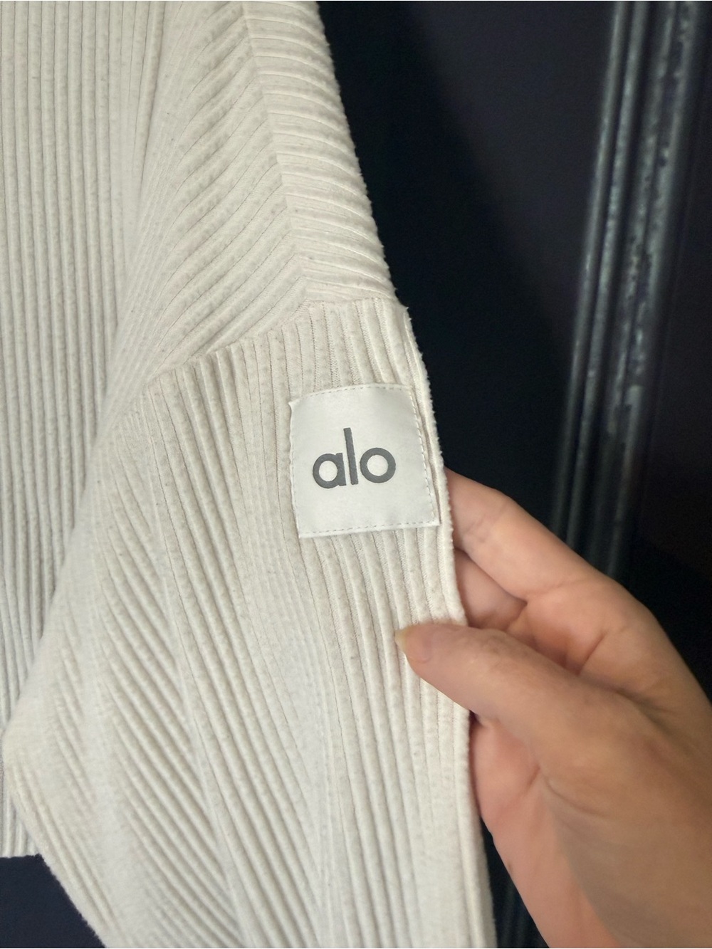 ALO Muse Ribbed Cropped Hoodie in Cream (read) - Picture 2 of 6
